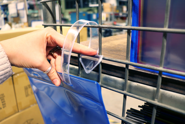 Ripustettava logistinen ID-tasku hihnoilla, A4, maisema-alueella