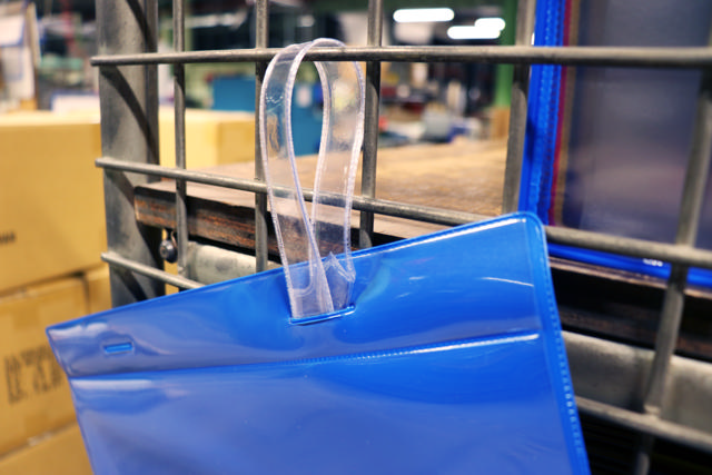 Ripustettava logistinen ID-tasku hihnoilla, A4, maisema-alueella