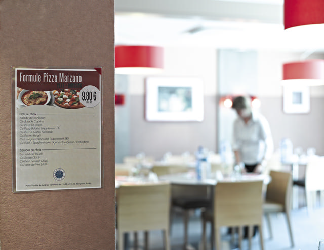 Kang Easy Clic itseliimautuva opastetasku, siirrettävä, A3, punainen kulma