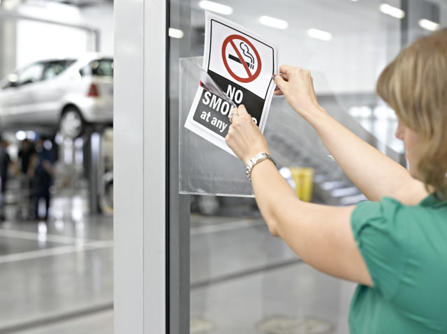 Kang Easy Clic itseliimautuva kyltin tasku, uudelleensijoitettava, A4, punainen kulma