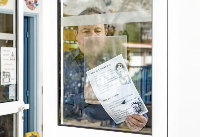 Kang Easy Clic itseliimautuva kyltin tasku, uudelleensijoitettava, A4, punainen kulma