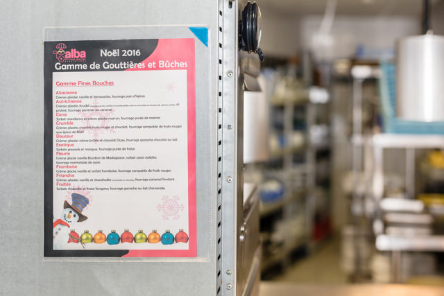 Kang Easy Clic itseliimautuva kyltin tasku, siirrettävä, A4, eriväriset kulmat