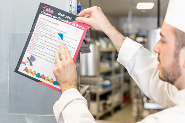 Kang Easy Clic itseliimautuva kyltin tasku, siirrettävä, A4, eriväriset kulmat