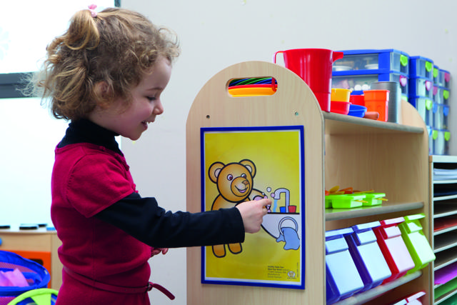 Itsekiinnittyvä jäykkä näyttökehys, pysyvä, A4