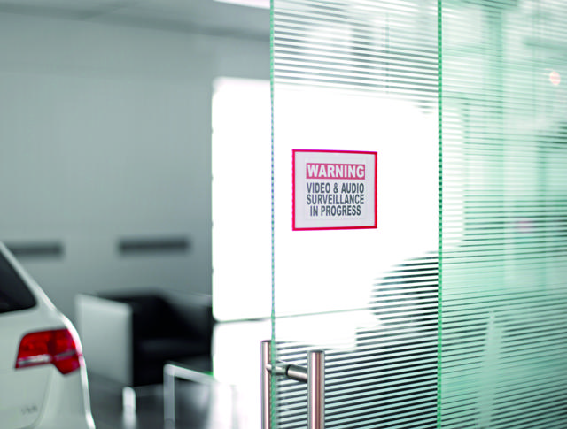 Itsekiinnittyvä jäykkä näyttökehys, pysyvä, A4