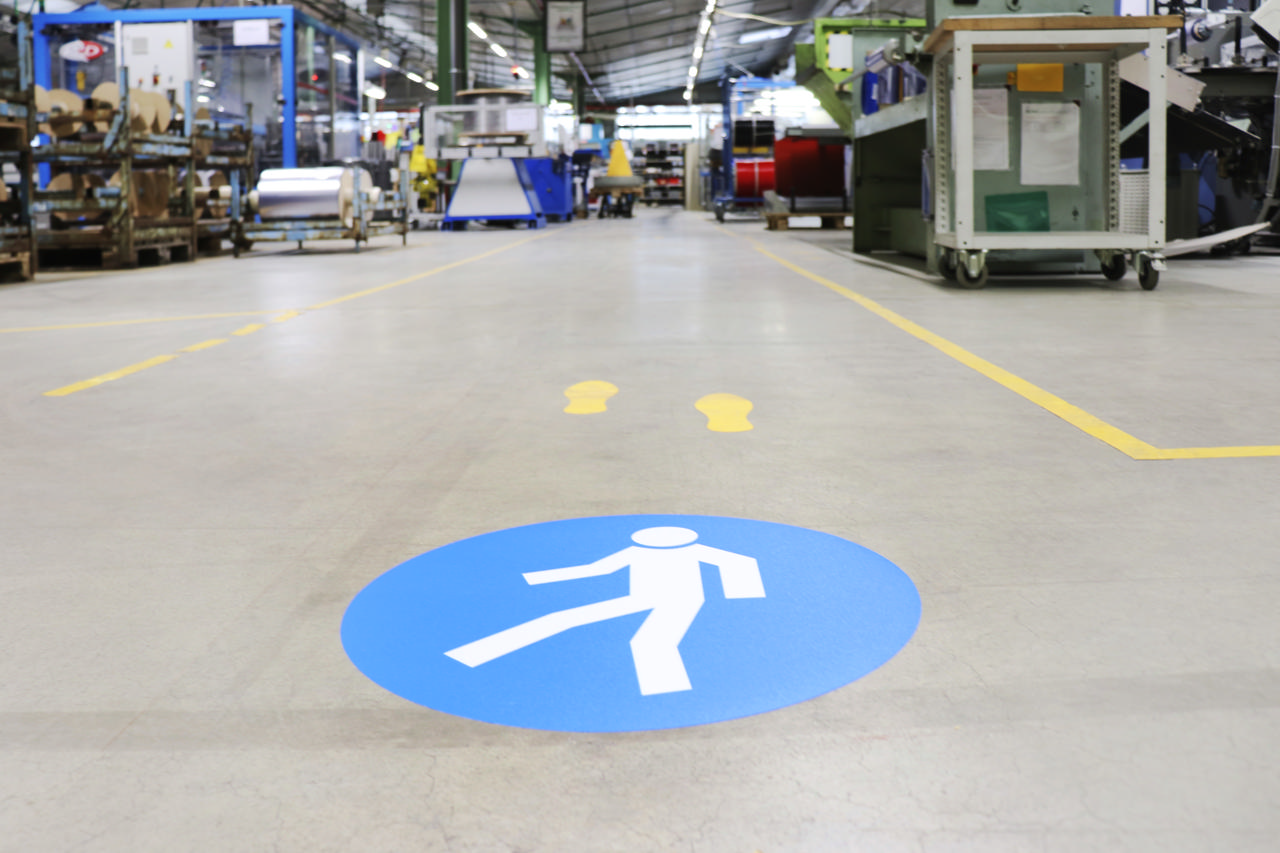 Itsekiinnittyvä turvamerkki, Käytä jalankulkutietä