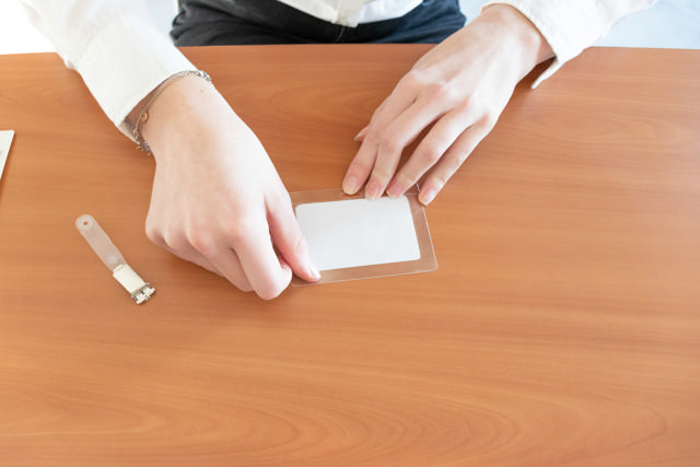 Itsekiinnittyvä nimikylttisarja, jossa klipsit ja insertit, vaakasuora