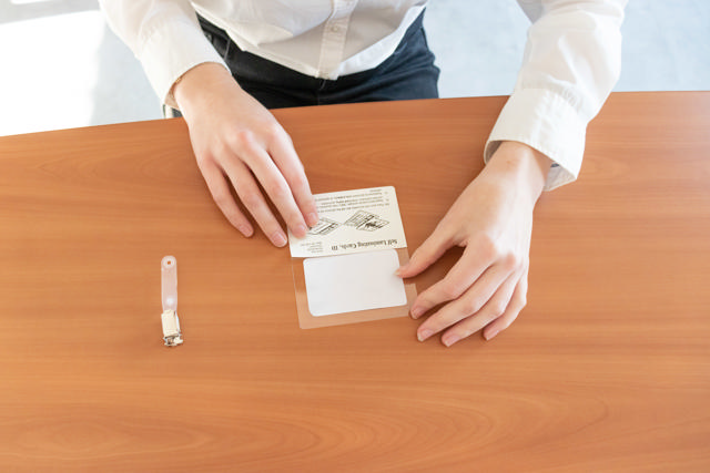 Itsekiinnittyvä nimikylttisarja, jossa klipsit ja insertit, vaakasuora