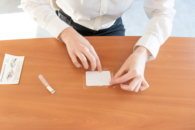 Itsekiinnittyvä nimikylttisarja, jossa klipsit ja insertit, vaakasuora