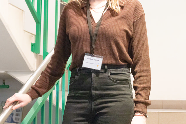 Litteä tekstiilinauha, kääntyvällä koukulla ja avainrenkaalla