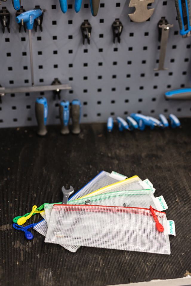 Förvaringspåse med dragkedja, checkhäfte storlek