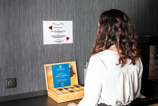 Självhäftande skylthållare i akryl, permanent, A4