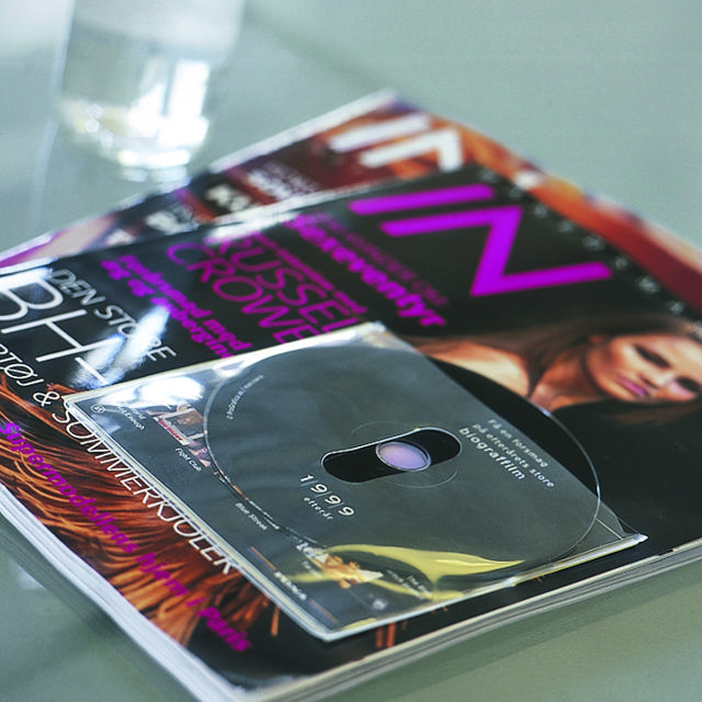 Itsekiinnittyvä CD/DVD-tasku, sormiaukolla, pysyvä