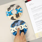 Itsekiinnittyvä CD/DVD-tasku, sormiaukolla, pysyvä