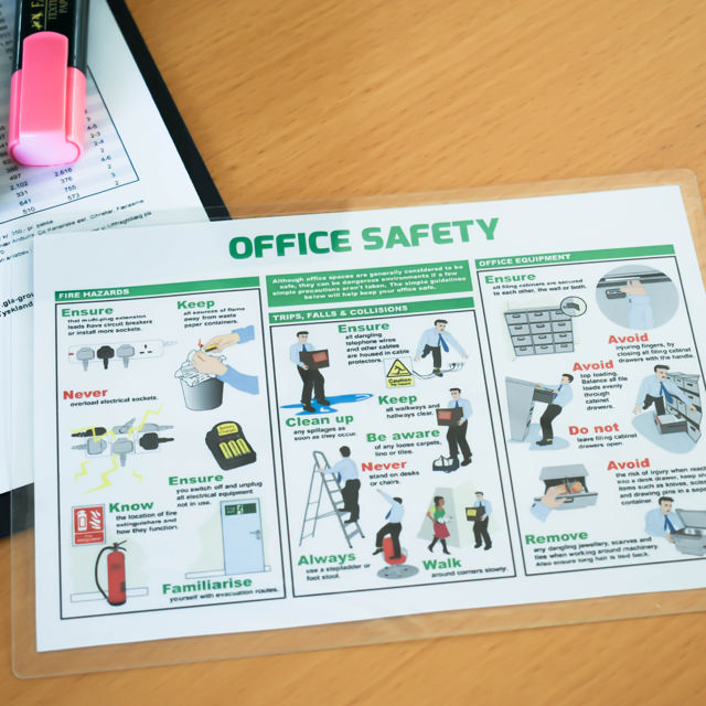 Itsekiinnittyvä kortti, A5